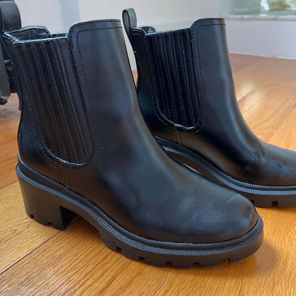 Black heel Chelsea boot